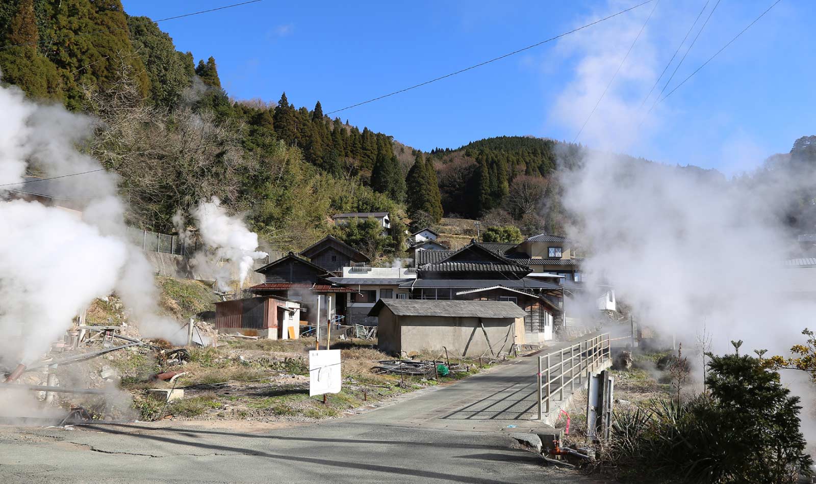 蒸気が上がる岳の湯地区